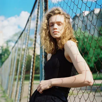 用户使用官方移动应用体验赛事